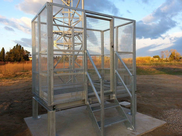 Cage de protection antenne téléphonique
