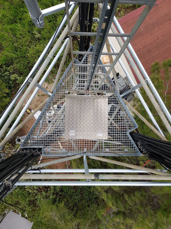 Paliers métalliques pylônes antennes