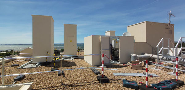 Garde corps structure antenne sur toit immeuble