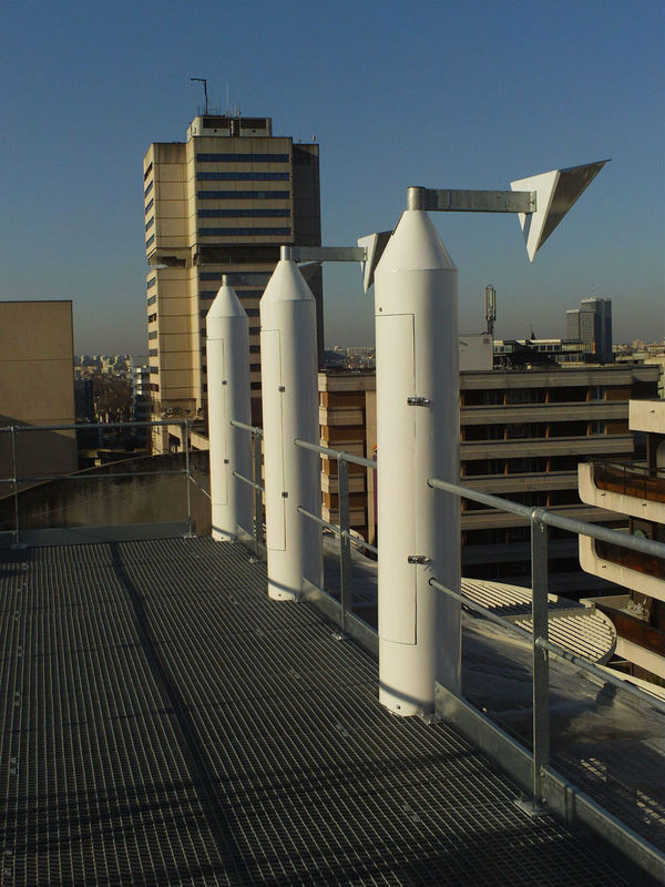 Garde corps sur toit terrasse d'immeuble