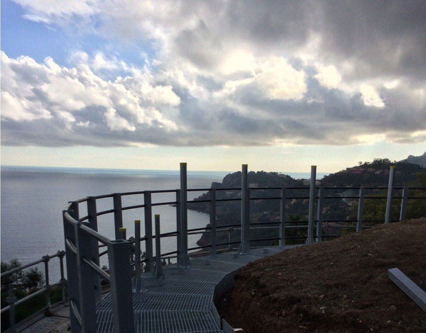 Garde corps et passerelle sur chateau d'eau