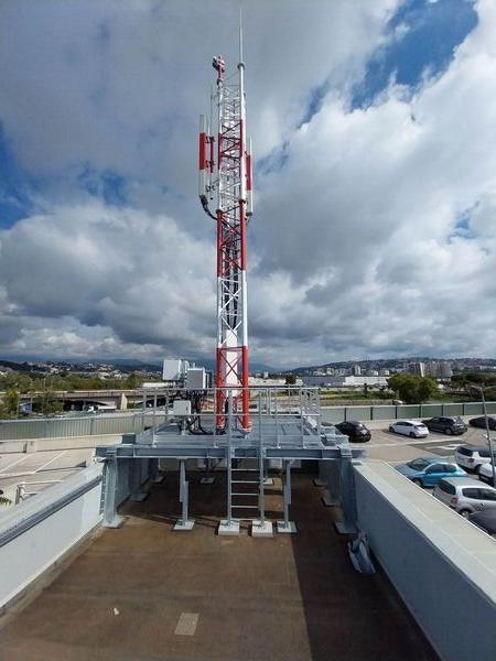 Structures métalliques pour l'accueil de deux pylônes télécom