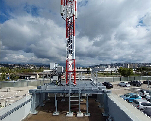 Pose d'une structure pour l'accueil de deux pylônes télécom
